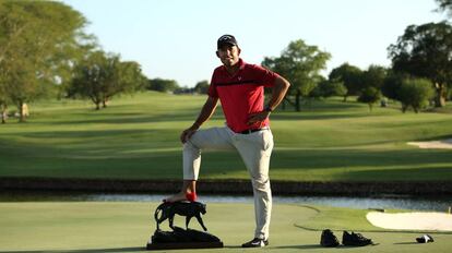 Larrazabal, con el trofeo.