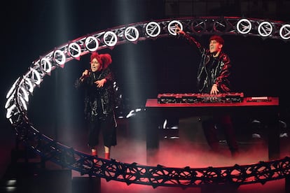 Los cantantes de la banda LUM!X feat Pia Maria, Luca Michlmayr y Pia Maria, durante la actuación de la primera semifinal del Festival de Eurovisión 2022.
