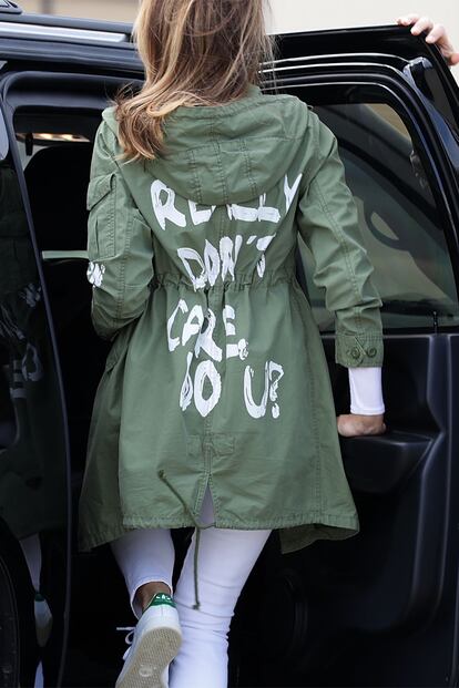 “I Really Don’t Care, Do U?” (La verdad es que no me importa, ¿y a ti?). Ese era el mensaje que podía leerse en la chaqueta de Zara que Melania Trump lució durante su visita a un albergue de niños inmigrantes separados de sus padres por culpa de las políticas de Trump en McAllen (Texas, muy cerca de la frontera con México). A pesar de que el presidente se apresuró en argumentar que la frase hacía referencia a "los medios de comunicación mentirosos", su atuendo fue duramente criticado en las redes sociales. Tanto que nació un movimiento en el que numerosos espontáneos personalizaron sus propias chaquetas verdes con mensajes opuestos al de la primera dama.