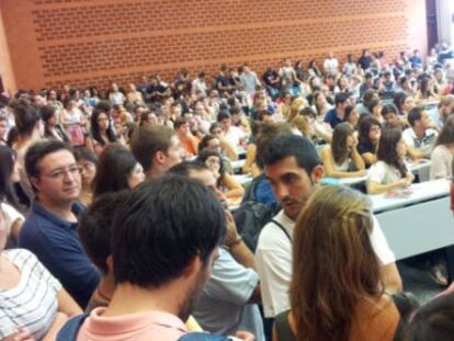 Alumnos de Derecho buscan sitio en el aula.