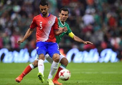 Rafa Marquez pelea por el balón contra el costarricense Giancarlo González