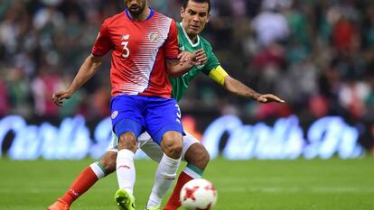 Rafa Marquez pelea por el balón contra el costarricense Giancarlo González