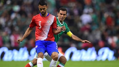 Rafa Marquez pelea por el balón contra el costarricense Giancarlo González