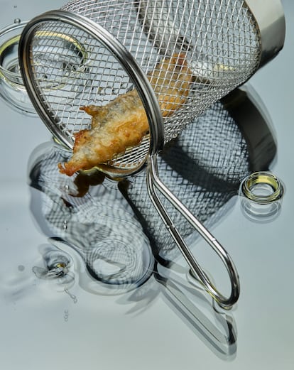 El boquerón de Surtopía pasa por un meticuloso proceso: desangrado completo, medio lomito marinado en limón y manzanilla, y una fritura rápida que mantiene la jugosidad del pescado.Surtopía.