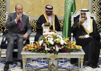 El Rey junto al actual ministro de Defensa y pr&iacute;ncipe heredero de Arabia Saud&iacute;, Salman bin Abdul-Aziz Al Saud.