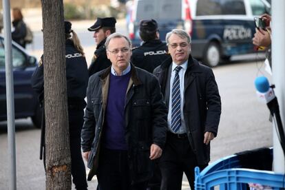 Marco Antonio Tejeiro (izquierda) y su hermano Miguel Tejeiro (derecha) entrando a los juzgados de Palma de Mallorca.