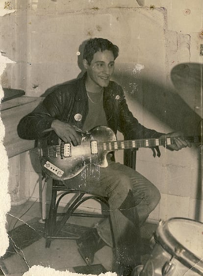 Antonio toca el bajo en un sótano que hacia las veces de local de ensayo, en casa de la abuela de un amigo, donde dio sus primeros pasos con Nacha Pop. Tiene 18 años