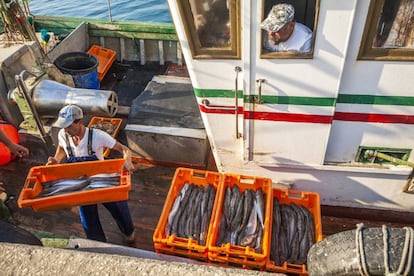 Una embarcación en el Porto de Pesca da Baleeira, en la localidad de Sagres, una de las poblaciones del 'concelho' de Vila do Bispo.