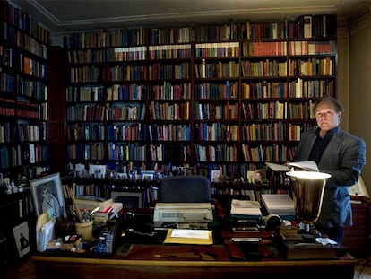 Javier Marías, en el despacho de su casa.