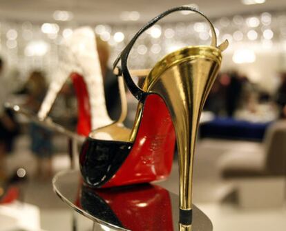 Un par de zapatos de Louboutin, con sus características suelas rojas, se exponen en una tienda de Nueva York.