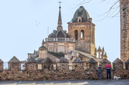 Dos personas contemplan la iglesia de Santa María de la Encarnación desde la fortaleza templaria de Jerez de los Caballeros, en la provincia de Badajoz.