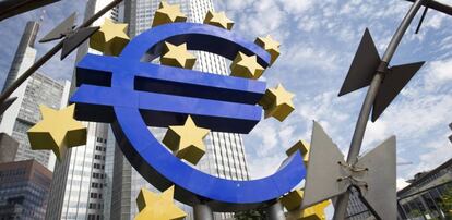 Vista de la escultura con el logo del euro que decora los alrededores de la sede del Banco Central Europeo (BCE) en Fráncfort (Alemania).