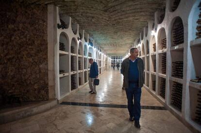 Turistas de visita en la bodega de Cricova, la segunda más grande de Moldavia, con más de 120 kilómetros de galerías subterráneas.