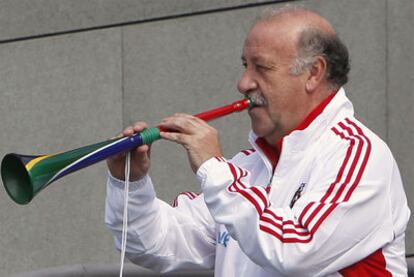 Del Bosque toca una vuvuzela ayer en la Ciudad del Fútbol de Las Rozas.