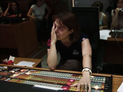 Una de las empleadas de la televisi&oacute;n se limpia las l&aacute;grimas en una de las salas de control, ayer en la sede en Atenas.