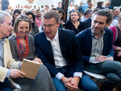 El líder del PP, Alberto Núñez Feijóo, junto al exministro socialista César Antonio Molina, la secretaria general de los populares, Cuca Gamarra, y el portavoz de campaña, Borja Sémper, en el acto de presentación del programa cultural del partido el lunes.