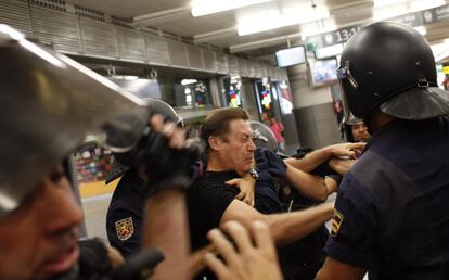 La polic&iacute;a detiene a uno de los piquetes en la estaci&oacute;n de Atocha. 