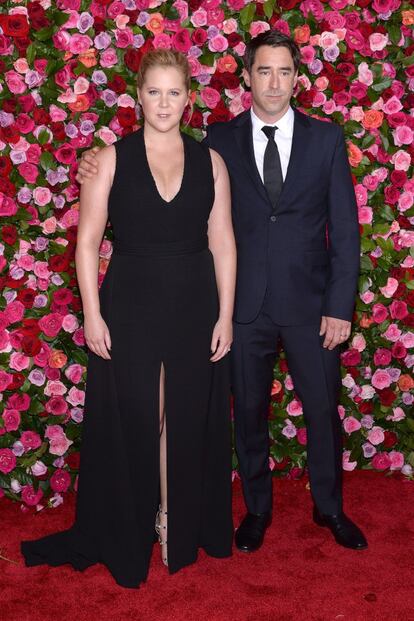 La humorista y actriz estadounidense Amy Schumer está embarazada de su primer hijo, fruto de su matrimonio con el chef estadounidense Chris Fischer. Fiel a su sentido del humor, la intérprete anunció el pasado octubre la noticia con un montaje de una foto de los duques de Sussex en la que cambió sus caras por la suya y la del reputado cocinero.