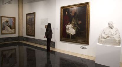 Busto de Joaquín Sorolla esculpido por Mariano Benlliure junto a la obra 'Mi familia'.