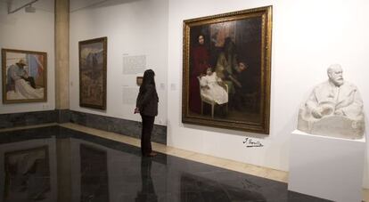 Busto de Joaqu&iacute;n Sorolla esculpido por Mariano Benlliure junto a la obra &#039;Mi familia&#039;.