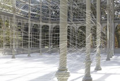 Instalación 'Dos anillos dorados', en el Palacio de cristal.