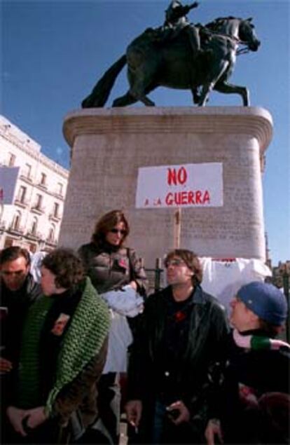 Recogida de firmas contra la guerra en la Puerta del Sol, en Madrid.