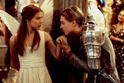 La reinterpretación con aires modernos del clásico de Shakespeare 'Romeo y Julieta', dirigida por Baz Luhrmann, se estrenó en los cines de Estados Unidos el 1 de noviembre de 1996. La trágica comedia tantas veces contadas se convirtió en un éxito de taquilla.