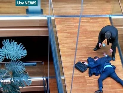 L'eurodiputat britànic Steven Woolfe després de perdre la consciència al Parlament Europeu.