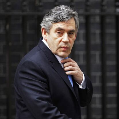 El primer ministro británico, Gordon Brown, sale de Downing Street