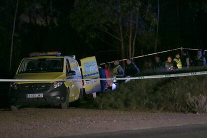 Un grupo de agentes durante el levantamiento del cadáver de Laura Luelmo, la joven desaparecida el pasado miércoles 12 de diciembre, cuyo cuerpo sin vida ha sido hallado en las inmediaciones de El Campillo (Huelva).