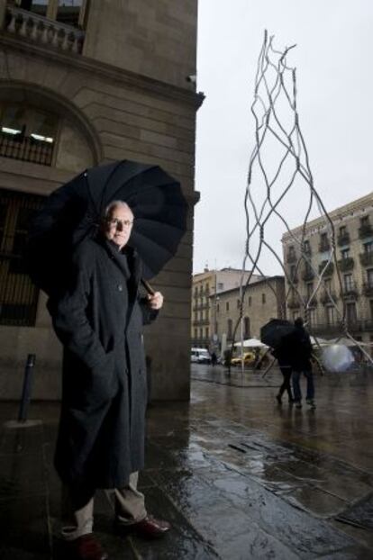 Antoni Llena con la escultura sobre los 'castellers' al fondo.