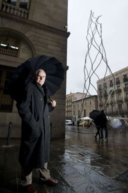 Antoni Llena con la escultura sobre los 'castellers' al fondo.