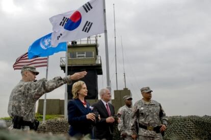 La secretaria de Estado de EE UU, Hillary Clinton, atiende en un punto de observación y vigilancia en la frontera con Corea del Norte.