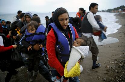 Inmigrantes afganos llegan a la playa de la isla griega de Kos tras cruzar el mar Egeo desde Turquía. La Comisión Europea ha pedido a España que acoja a un total de 5.837 refugiados durante los próximos dos años con el fin de reducir la presión sobre Italia y Grecia, los países más afectados por la crisis migratoria en el Mediterráneo.