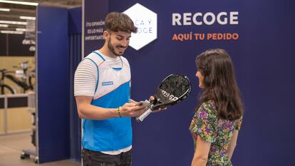 Un dependiente atiende a una clienta en una tienda de Decathlon en Madrid.