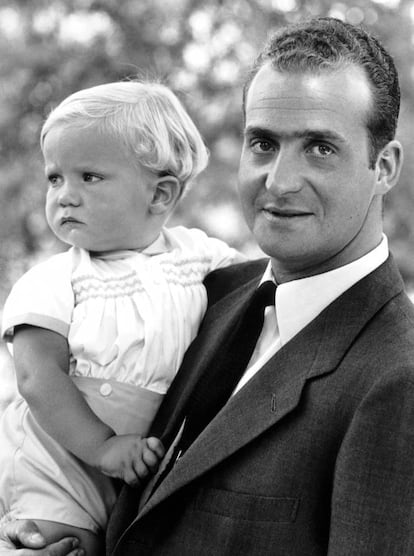 29 de julio de 1969. Don Juan Carlos coge en brazos a su hijo Felipe, cuando tenía apenas un año y seis meses.