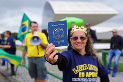 Apoiadores da Operação Lava Jato em frente ao Museu Oscar Niemeyer, em Curitiba.