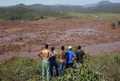 Moradores observam ruas tomadas por lama em Bento Rodrigues.