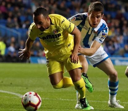 Cazorla conduce un balón ante la presión de la zaga de la Real.