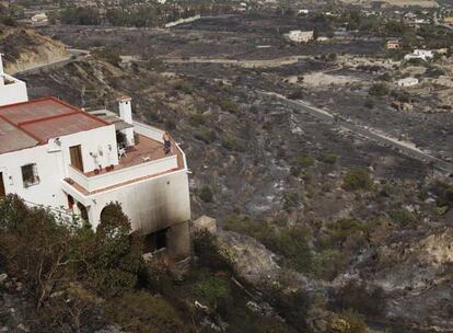 Fachada de una vivienda de las afueras de Mojácar (Almería) afectada por las llamas.