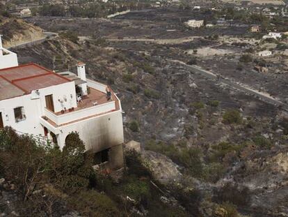 Fachada de una vivienda de las afueras de Mojácar (Almería) afectada por las llamas.