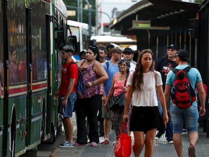 Un grupo de usuarios en fila para abordar un camión durante la huelga del sindicato ferroviario, este miércoles en Buenos Aires.