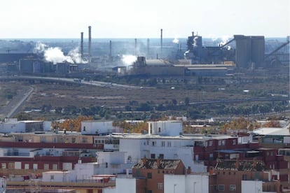 Vista de la ciudad de Huelva con el polo qu&iacute;mico al fondo.
 