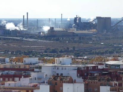 Vista de la ciudad de Huelva con el polo qu&iacute;mico al fondo.
 