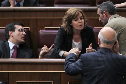 Sáenz de Santamaría dialoga con Duran en el pleno del Congreso. A la izquierda, José Luis Ayllón.