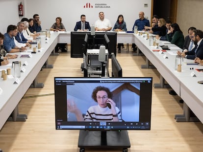 Una imagen de la reunión de la ejecutiva de ERC encabezada por Oriol Junqueras y Pere Aragonès, al fondo. En primer plano, Marta Rovira interviene por videoconferencia desde Suiza.