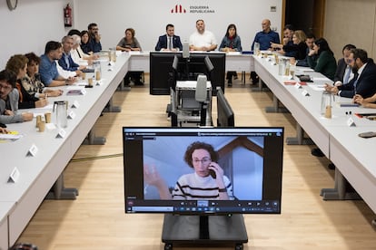 Una imagen de la reunión de la ejecutiva de ERC encabezada por Oriol Junqueras y Pere Aragonès, al fondo. En primer plano, Marta Rovira interviene por videoconferencia desde Suiza.