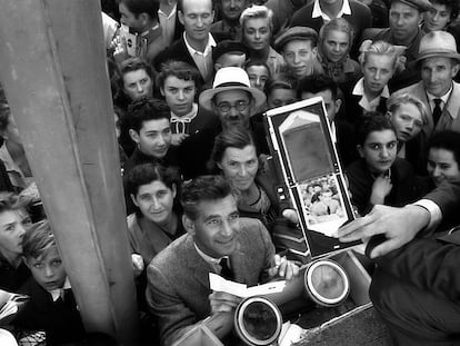 Leonard Bernstein (abajo en el centro), durante un encuentro con la gente en Moscú, en agosto de 1959.