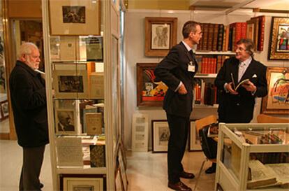 Visitantes de la VII Feria Internacional del Libro Antiguo, inaugurada ayer en un hotel madrileño, que muestra incunables de todo el mundo.