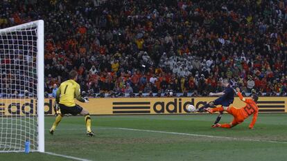 Andrés Iniesta marca el gol de que le dio la victoria en el Mundial a España ante Países Bajos en 2010.